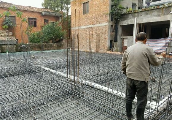 不敢打桩,憋屈的狂砸12万钢筋做满堂红|邻居|地基|钢筋_新浪网