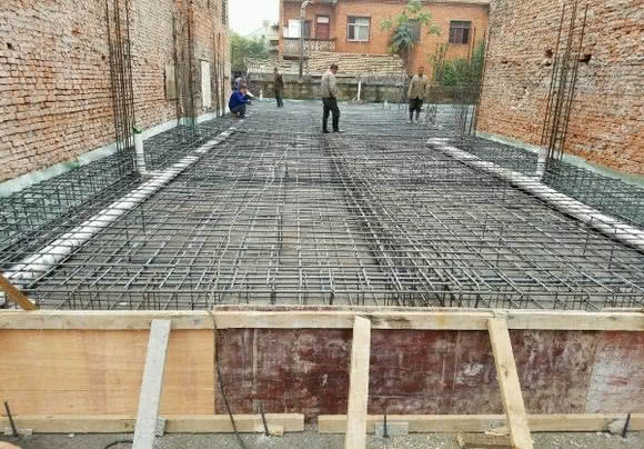 左右邻居都是惹不起的主,不敢打桩,憋屈的狂砸12万钢筋做满堂红