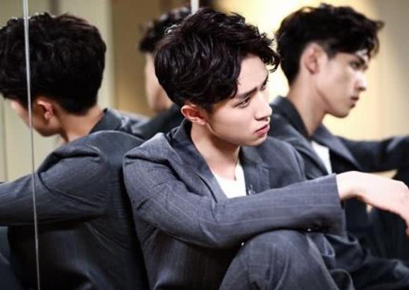 撞脸柯震东,年纪轻轻就被称为"少年戏骨",还是关晓彤的前男友