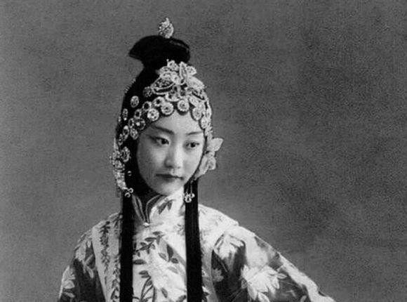 王敏彤身材纤瘦颀长,眉眼精致,皮肤娇嫩白皙,是一位清秀漂亮的格格.