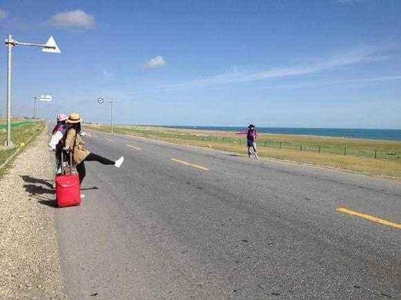 川藏线上,这些"穷游女"请求搭车,为什么大多数车主都视而不见