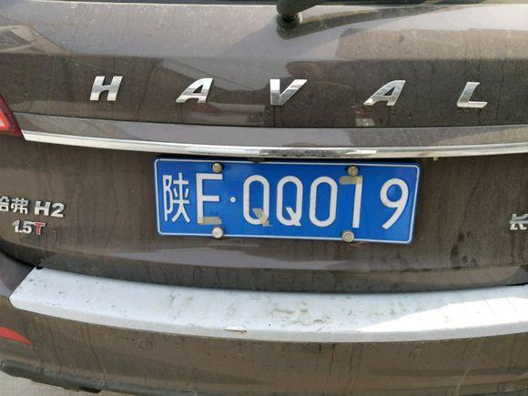 陕西一车主用双面胶涂改车牌你是在侮辱交警的智商吗