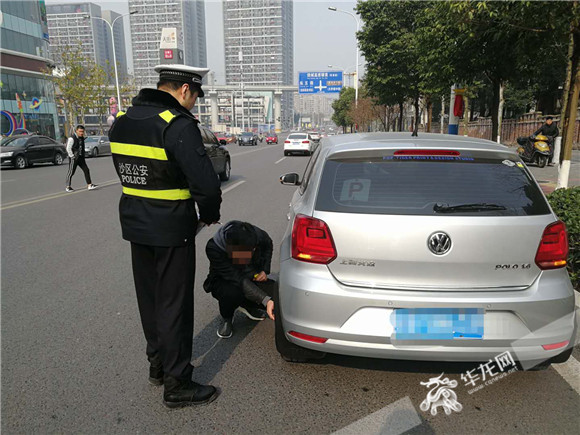 轿车打着双闪停在路边 男子招手巡逻民警要"自首"