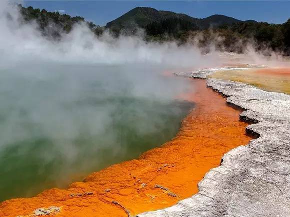 懷歐塔普地熱公園(wai-o-tapu thermal wonderland)因火山運動而形成