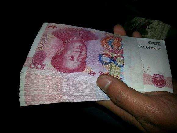 花8块给路边流浪狗买食物和水,结果剩下的钱买彩票意外中1万块