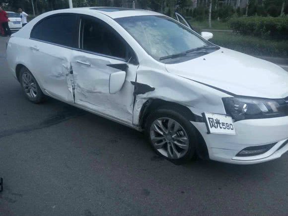 风光580撞吉利我就想问580有防撞梁吗被干成这样