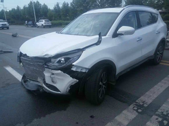 风光580撞吉利我就想问580有防撞梁吗被干成这样