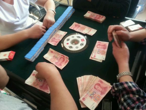 我问他怎么不去了,我爸说楼下的棋牌室,最近有人搞起了玩钱的赌博,他