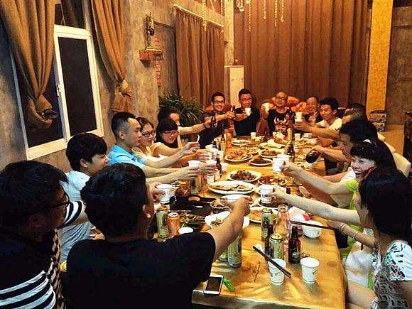 10个人聚会吃饭照片图片