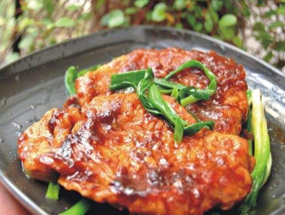 红烧大排属于家常菜谱,主要原料是猪肉,口味:咸香,工艺:烧,烹饪难度