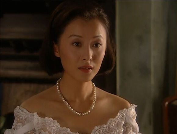 但在之后出演《梧桐雨》时,徐露饰演何俊兰,一改之前的麻花辫旧布衫