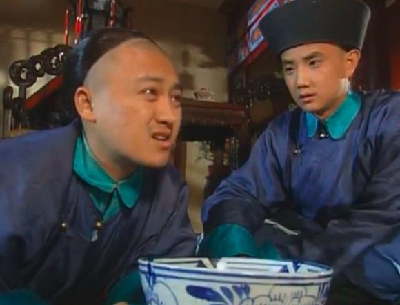 还记得《还珠格格》小桌子?他20年容颜不改,女儿曝光是他翻版!