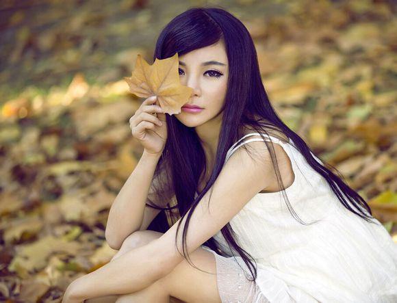 并且谢容儿主演中泰巨制电影《恐怖将映》,还演唱主题曲《血娃娃》