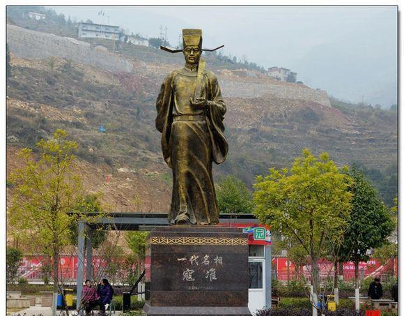 此人年少成名刚直不阿为官四起四落却不学无术最终被贬到广东