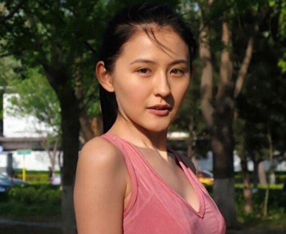 热依扎,1986年出生于北京,内地演员,15岁封面杂志模特出道成为《瑞丽