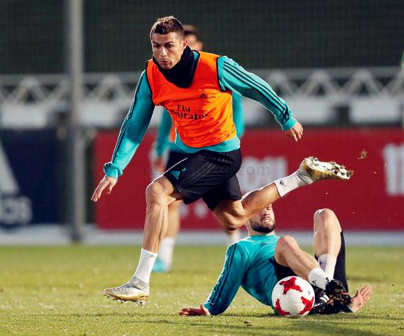 马约拉尔客厅滑跪!