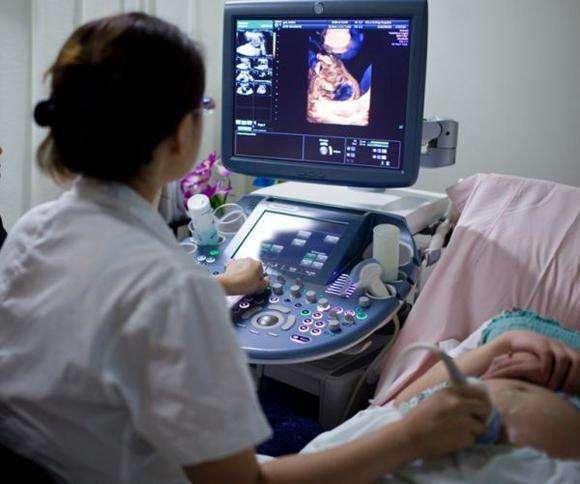 25岁孕妇怀孕6个月了, 第一次做产检, 嚎嚎大哭