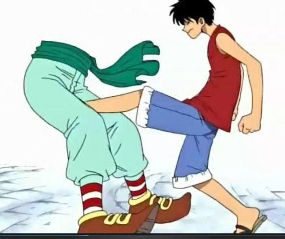 海贼王,路飞很爱他的草帽,动过草帽的人都被打飞了,一点不留情