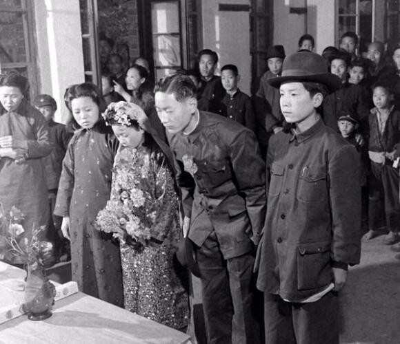 老照片六十年代的包办婚姻新人全程没有笑脸