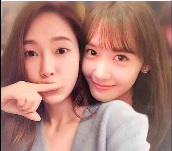 拉拉你的手,嘻嘻看咱们两个的包子脸,哼呦!洒死后一脸狗粮吧呃.