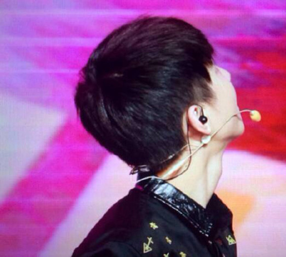 男神喉结杀躲过了鹿晗也避过了王俊凯却完全沦陷于易烊千玺