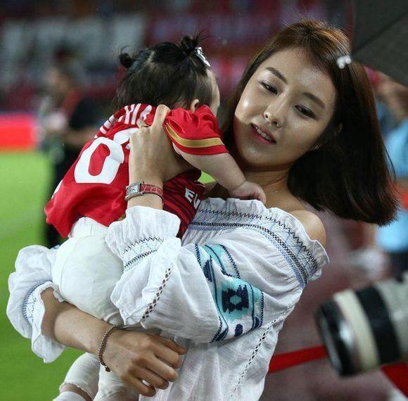 令人嫉妒!广州恒大韩国外援金英权的小情人美