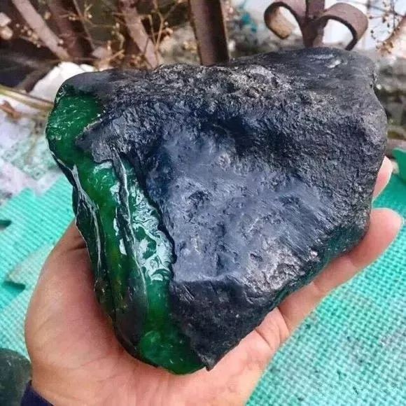 8000买的全身黝黑的翡翠原石,仅开了一面窗,烟花放不断!