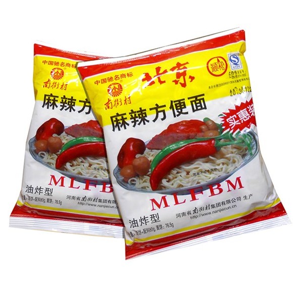 三,老北京方便面提到看着low到不行的美食,必提臭豆腐,一开始闻着就像