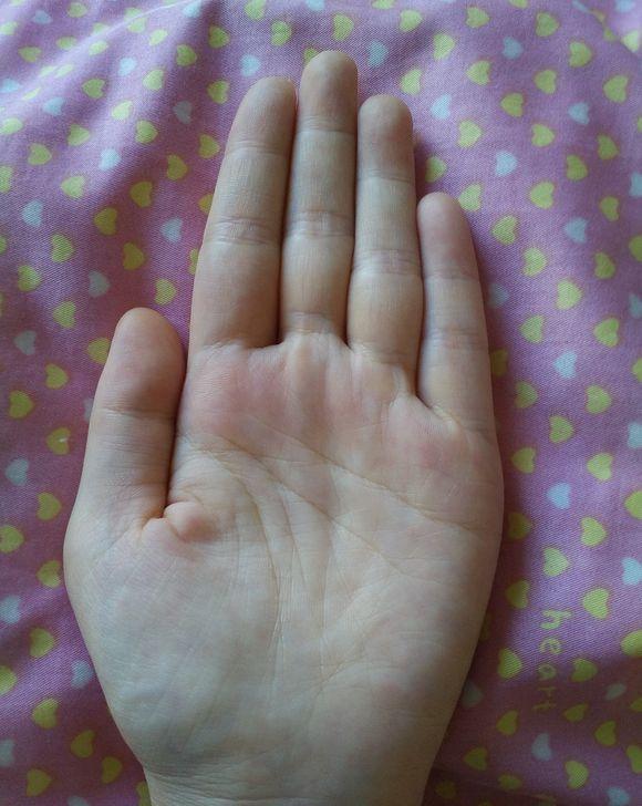 三角纹在手看,有房又有车,小指往外翻,婚姻不顺必离婚