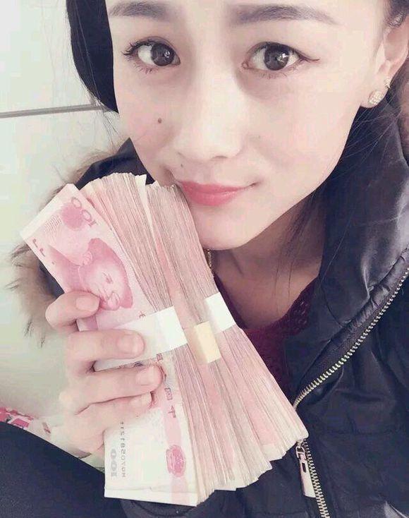 我因资金周转紧张,不借给舅舅八万块钱,亲戚聚会时被众人围攻