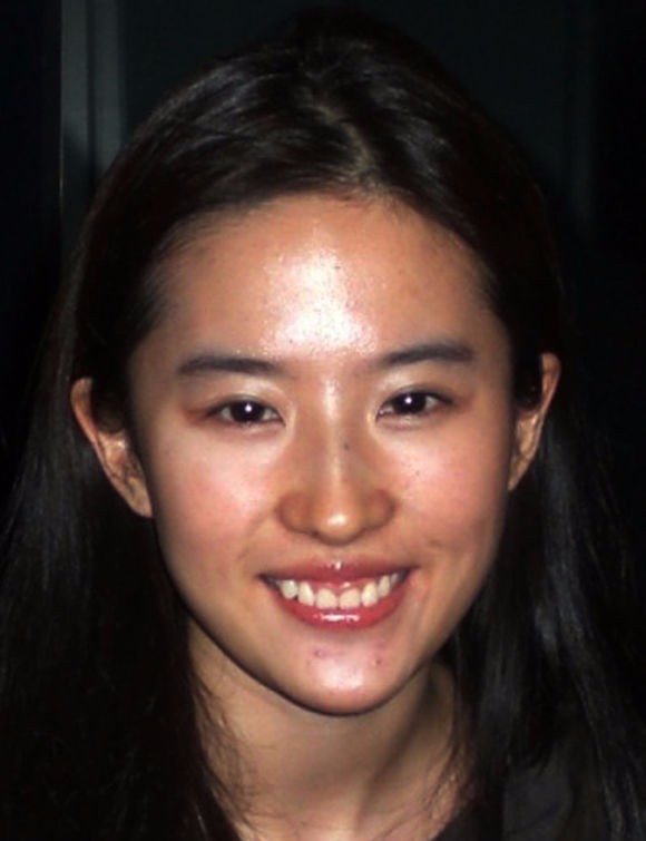 刘亦菲素颜照,看起来肤色不太好!baby素颜照,气势没太大变化!