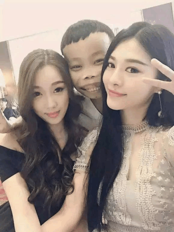 他有着大龅牙和夸张的脸庞,因为这些视频,陈山一下子走红,也上了当时