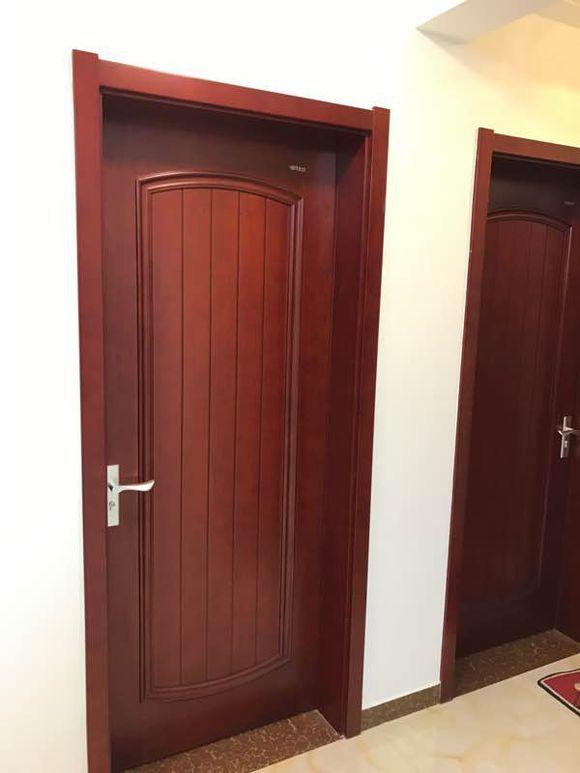 朱红色门搭配整体的白色墙壁很是鲜明,我看了邻居家大部分也就是这个