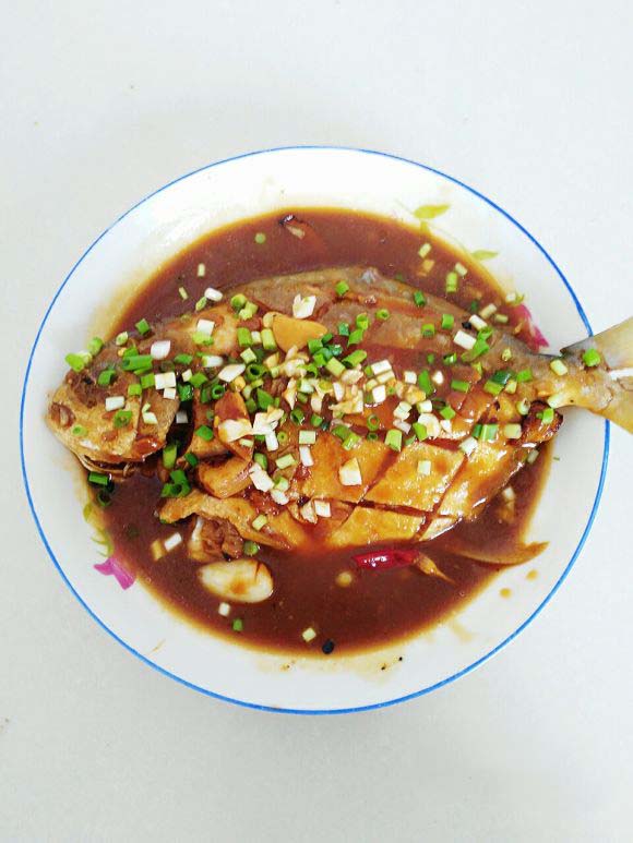酱焖鲳鱼的做法