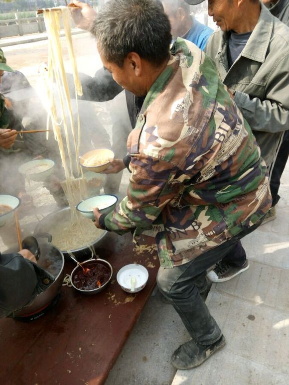扎心!农民平时怎么吃饭的,工地上煮一锅饭大家抢着吃