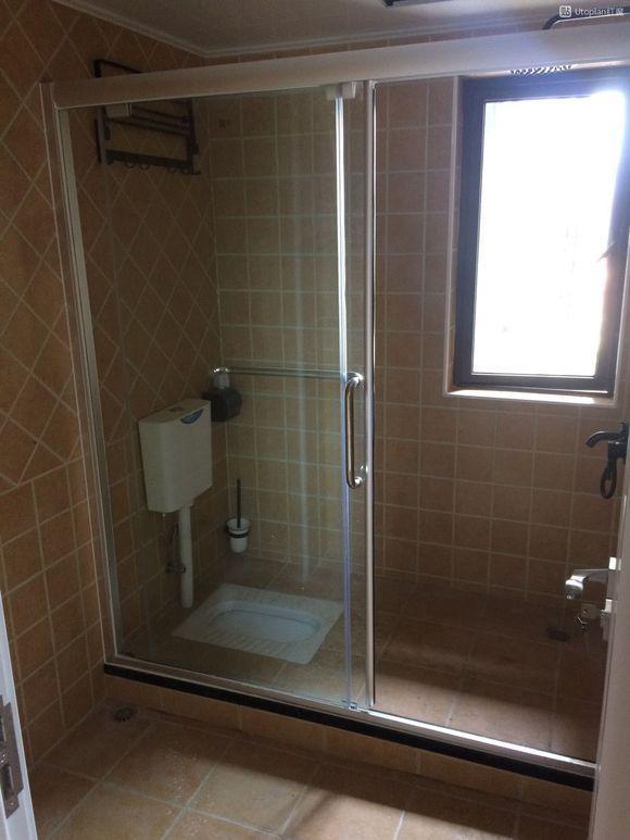 朋友12万装的新家,头一次看见蹲坑装在淋浴房的,好丑!