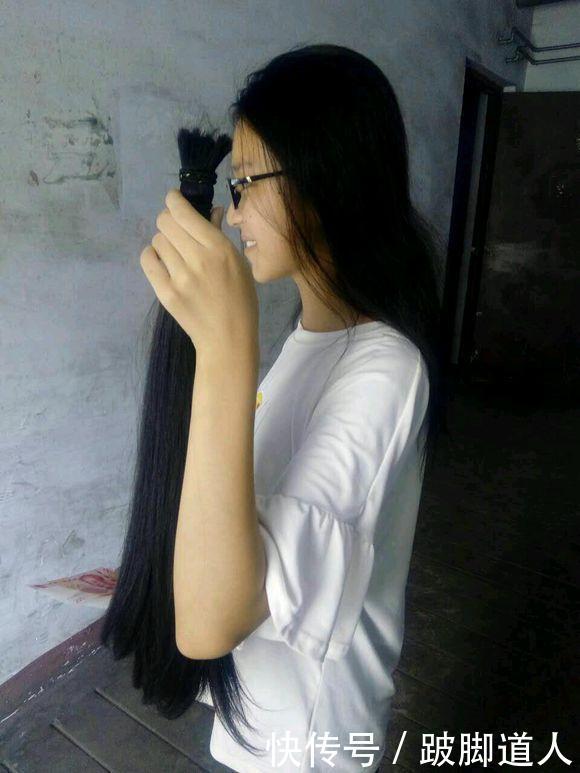 农村女孩剪掉自己的长头发是什么样子的?有点俏皮可爱!