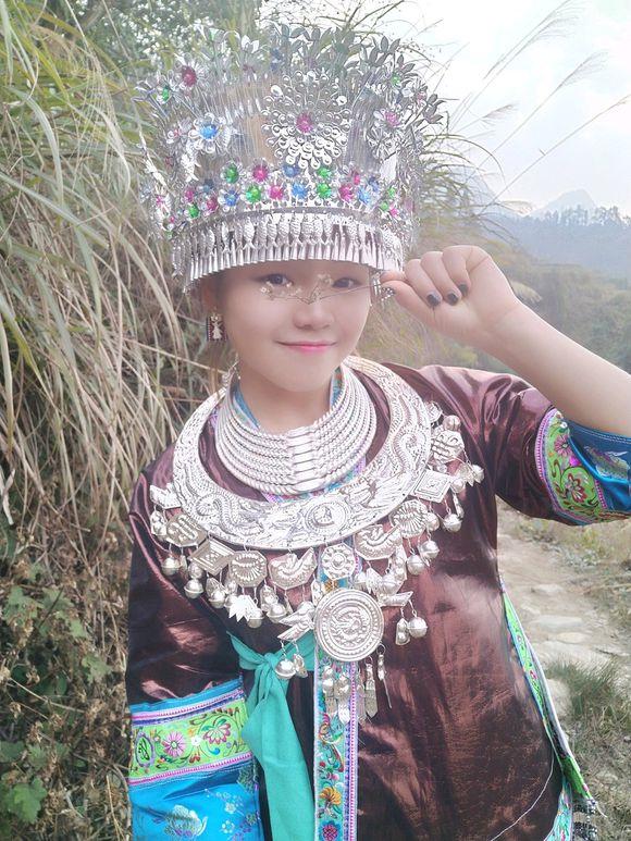 当汉族女孩穿上苗族服装比苗族姑娘还美