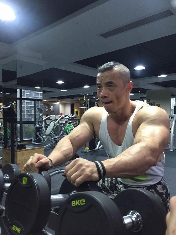 国内53岁大叔,身高1米63肌肉威猛,网友:练成这样有什么用?