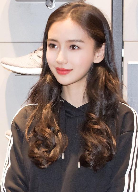 人家只是眉骨好看而已啦人家真的不是人造美女,不管网友们如何抹黑她