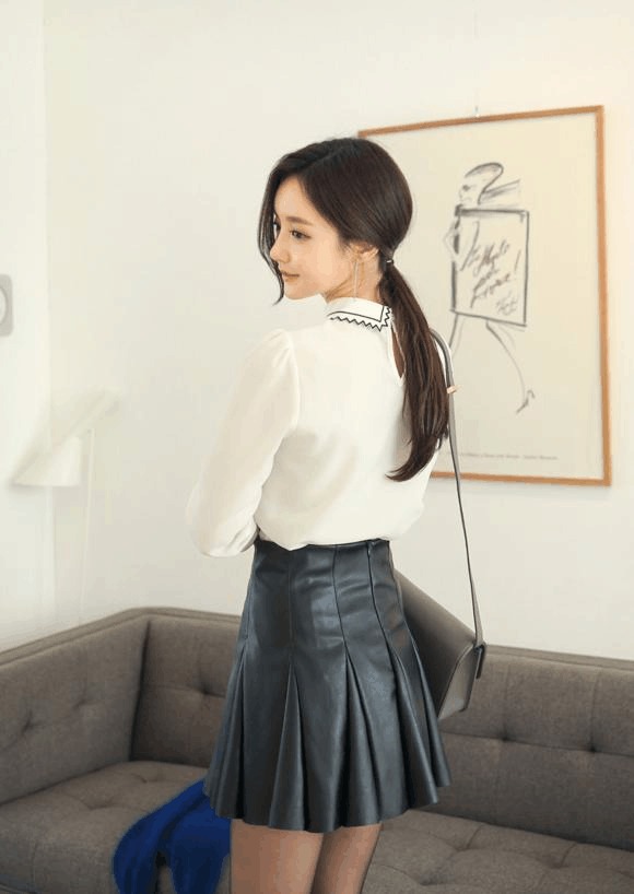 孙允珠 着装开胸t恤衫搭配时尚包臀裙轻松做一