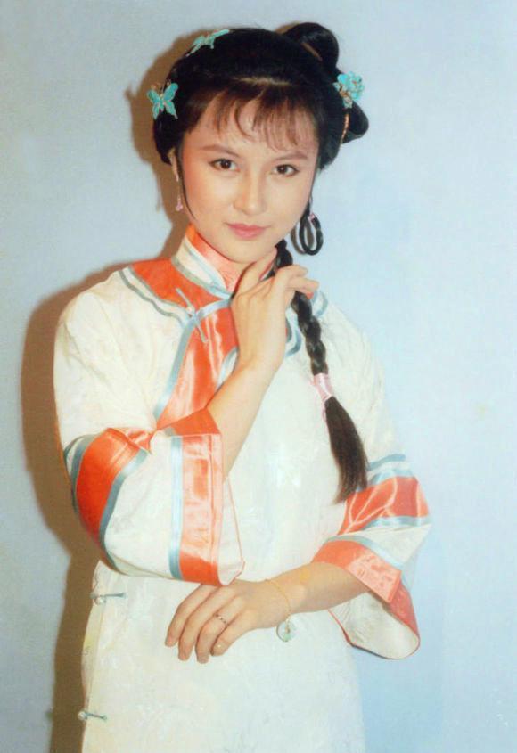 那时候群星云集,如翁美玲,赵雅芝,谢宁,杨盼盼等,而这其中,景黛音也许