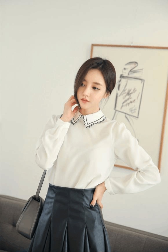 孙允珠 着装开胸t恤衫搭配时尚包臀裙轻松做一