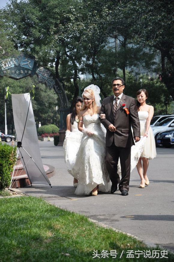这是一场中国男子迎娶伊朗美女的婚礼,其实他们早就结婚领证两年了,只