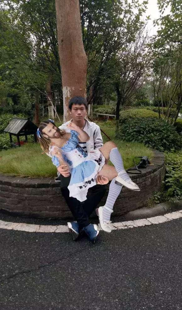 求大神帮我p个女朋友坐在我大腿上,要可爱点的