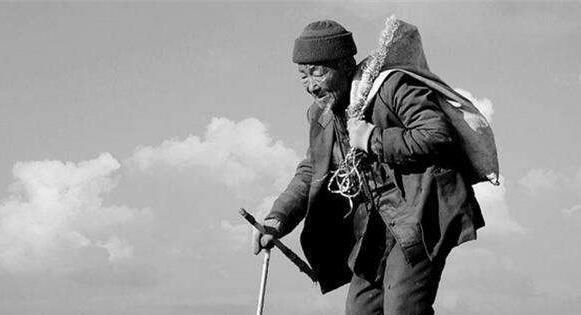 近百岁老人带着剑和巨额现金独自流浪,知悉原因后,民警瞬间泪奔