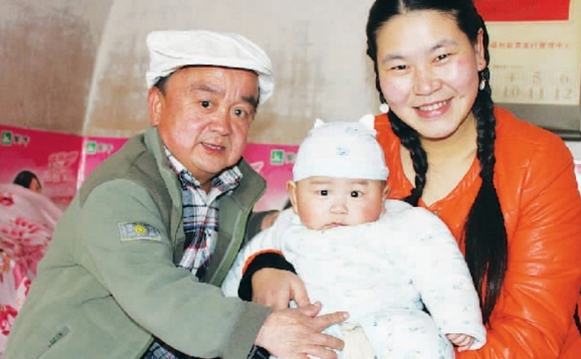 他身高不到1米2,做群众演员20年,娶了比他小18岁的老婆