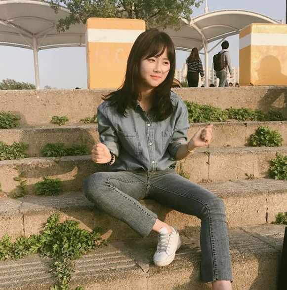 不过昨天亮相发布会和去年亮相韩国足协颁奖,李珉娥都是黑丝高跟的