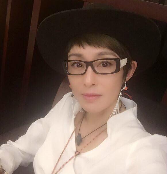 50岁张敏晒近照,女神的风采依旧,短发俏丽,零瑕疵美肌让人惊艳