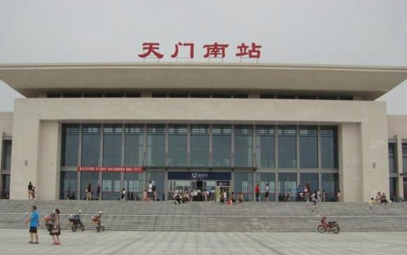 大家从地图上就能够知道为什么了,因为天门南站是离桃仙市比较近的,而